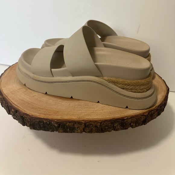 👡 ZARA Light Tan Sandals 👡 - Picture 2 of 10